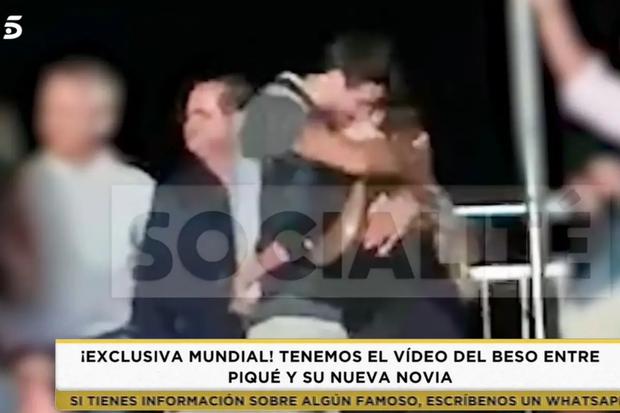 Gerard piqué compartió su primer beso público con clara chía martí, y shakira se mostró inquieta por el hecho, según socialité de telecinco. (foto: celebridades)