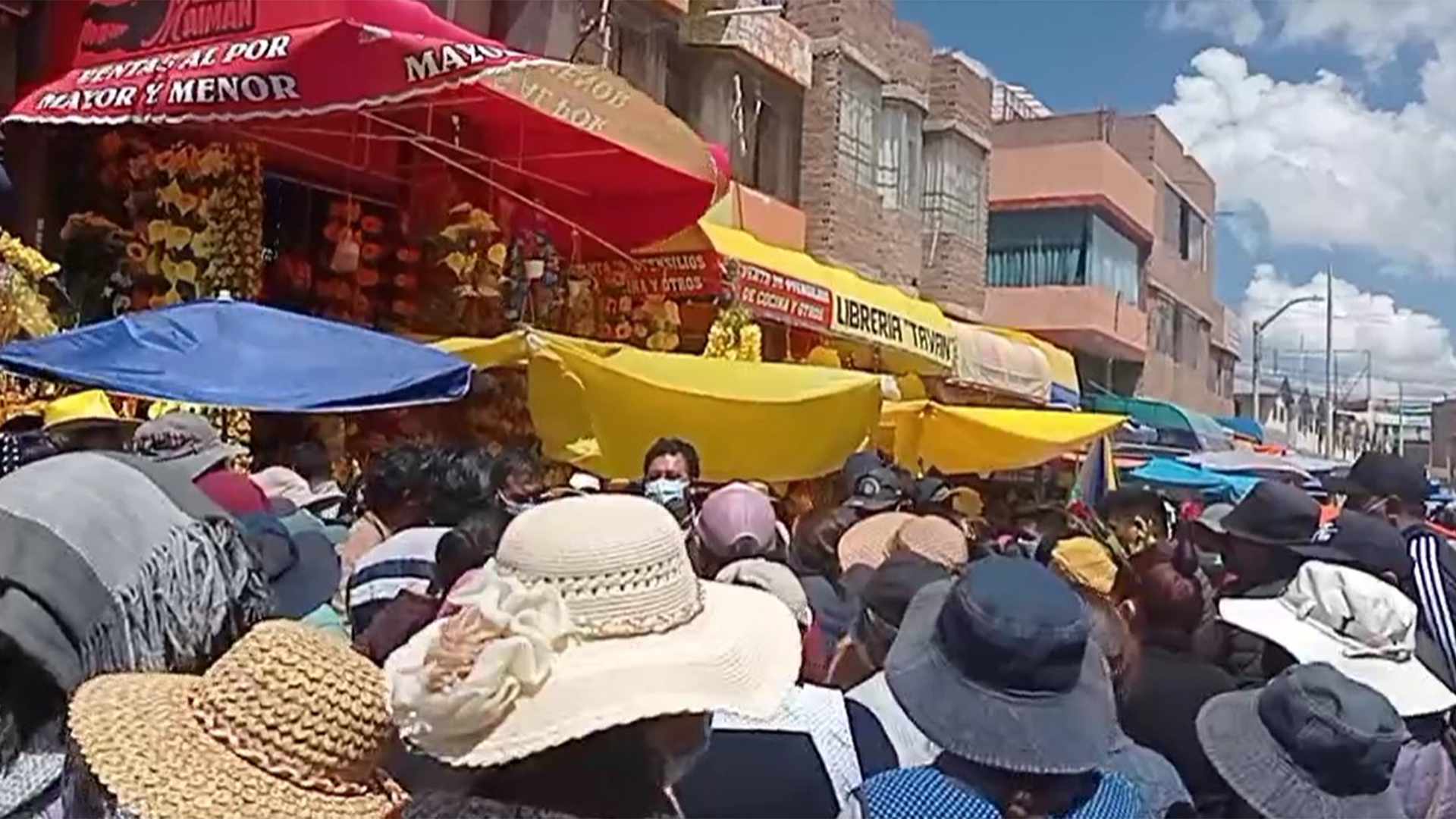 Comerciantes informales expulsados del Jirón Benigno Ballón de Juliaca a pocas horas de celebrar el Año Nuevo 1 Comerciantes informales del jiron Benigno Ballon de Juliaca