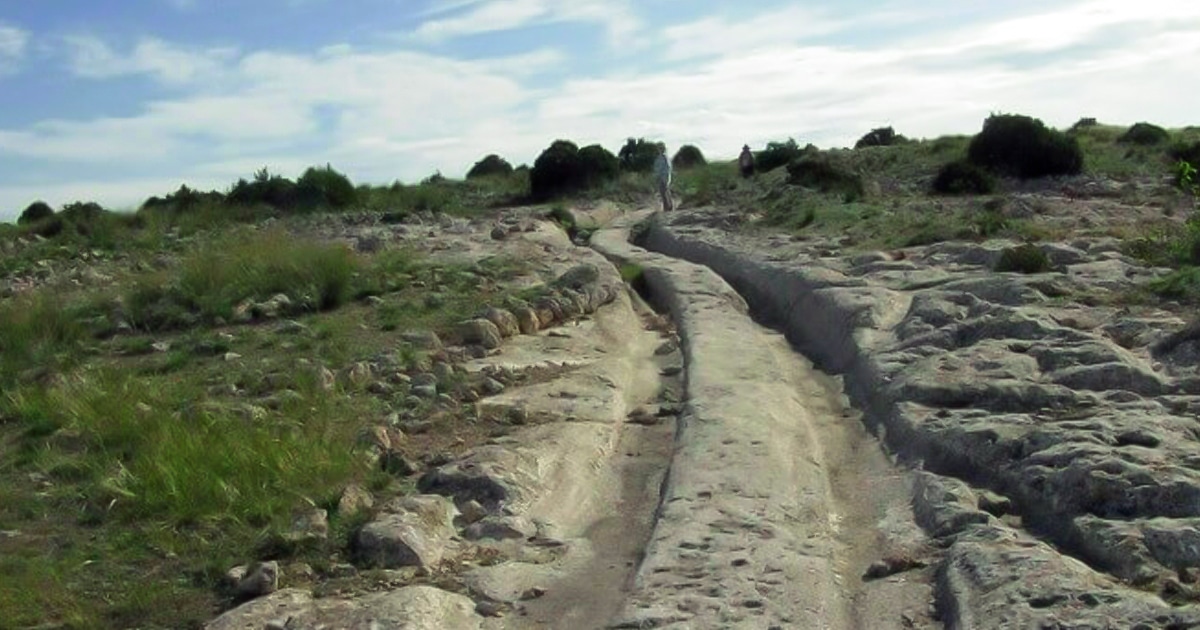 Huellas de vehículos de 12 millones de años descubiertas en piedra, dice geólogo - Ufo and Mysteries 1 1641838436 Huellas de vehiculos de 12 millones de anos descubiertas en