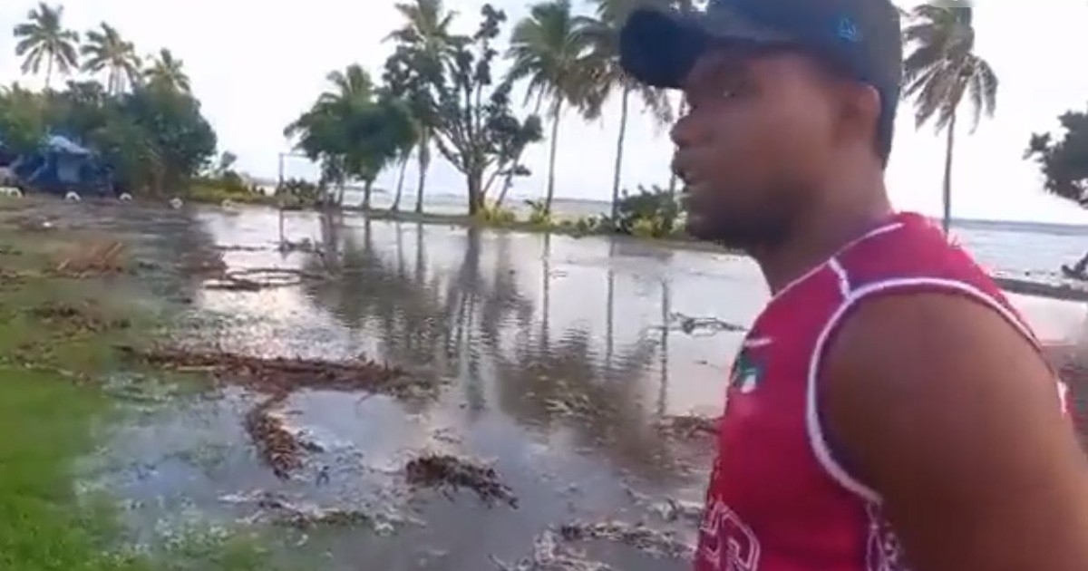 1642348365 Los tonganos huyen del tsunami provocado por la erupcion volcanica
