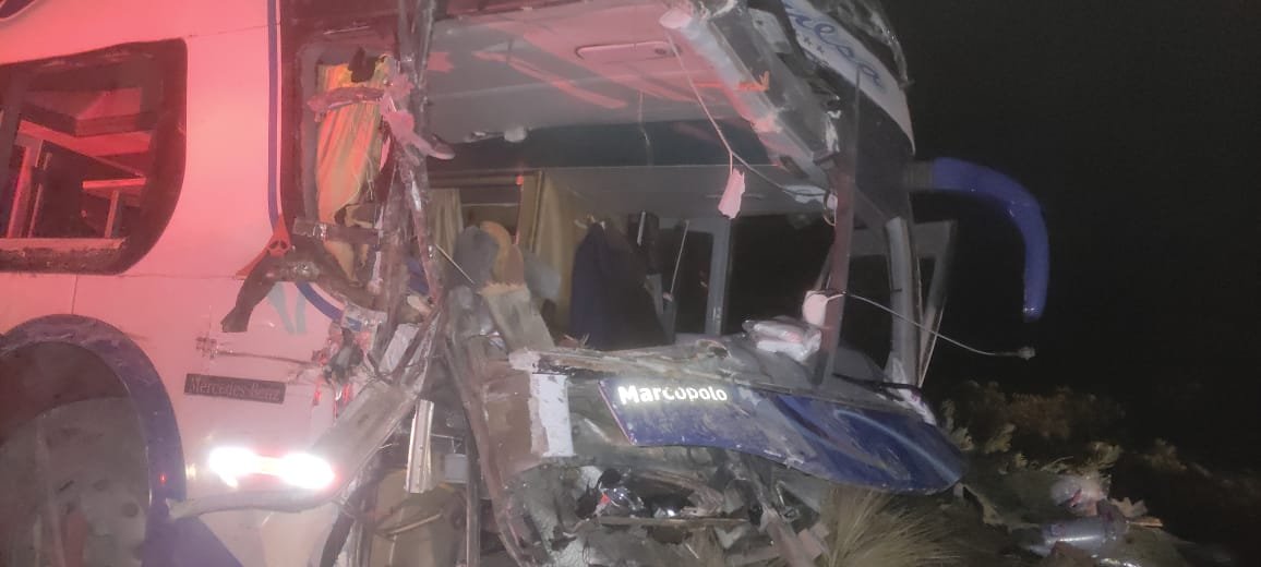 Autobus de la empresa Julsa colisiona con camión dejando un muerto y varios heridos - EPA Noticias 4 1643056100 950 autobus de la empresa julsa colisiona con camion dejando un