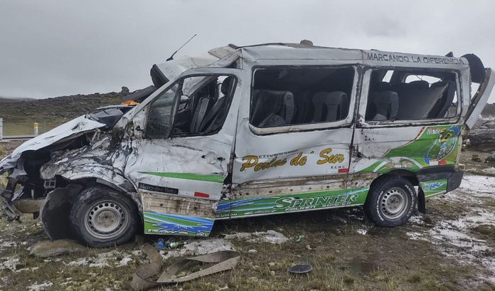 Dos personas fallecieron en accidente de transito en la carretera