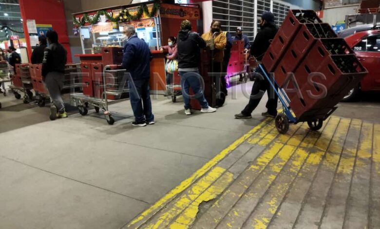 Los ciudadanos hacen largas colas para comprar cajas de cerveza para festejar Año Nuevo 1 Los ciudadanos hacen cervezas de ano nuevo compraron macro en