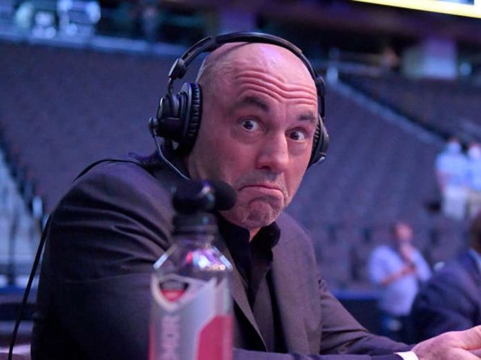 Joe Rogan Neil Young le da un ultimatum a Spotify pidiendoles que