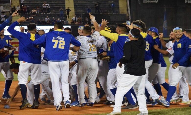 Venezolanos en Perú celebran título de Magallanes 1 Venezolanos en peru celebran titulo de magallanes