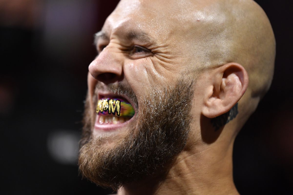 1645901590 Brian Kelleher ingresara a UFC 272 con la bandera de