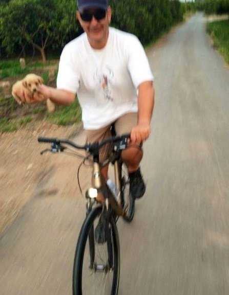 Ciclista encuentra al cachorro de abandoned en un paseo y
