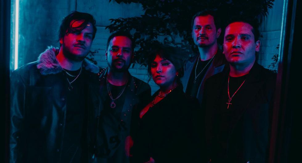 Don Tetto acompaña a Daniela Darcourt en estreno de 'Me duele no tenerte' 1 1646455668 Don Tetto acompana a Daniela Darcourt en estreno de Me