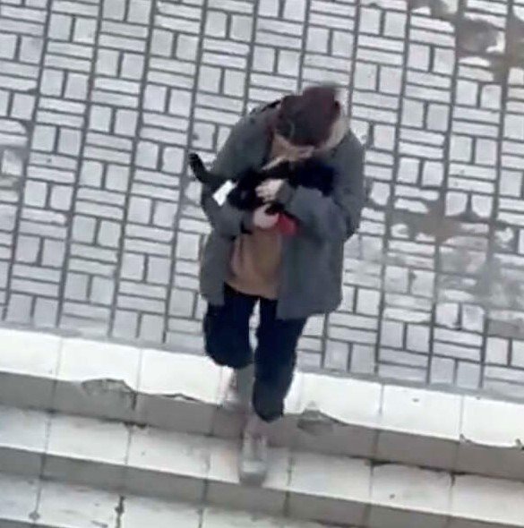Mujer en ucrania consuela a un gato mientras suenan sirenas