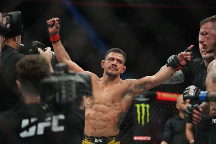 Rafael Dos Anjos celebra su victoria sobre Renato Moicano en UFC 272 |  Foto: Stephen R. Sylvanie-USA TODAY Deportes