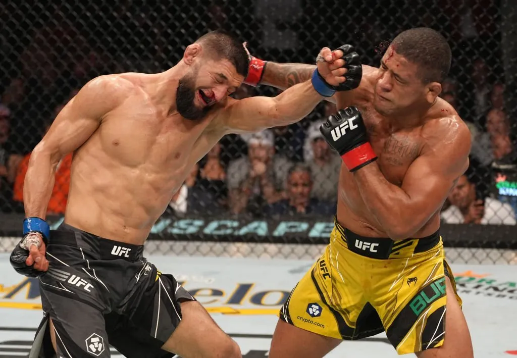 Khamzat vs Burns Bonos UFC 273 Chimaev vs Burns gana premio de Pelea