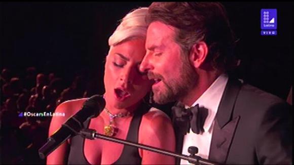 Lady Gaga y Bradley Cooper cantan 