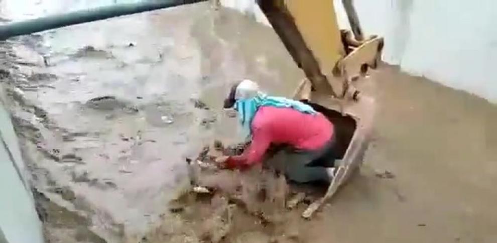 Momento en que rescatan a un perro que era arrastrado por un canal 1 Momento en que rescatan a un perro que era arrastrado