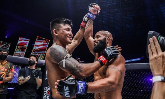 Demetrious Johnson Pelea completa Demetrious Johnson acaba con el campeon de Muay