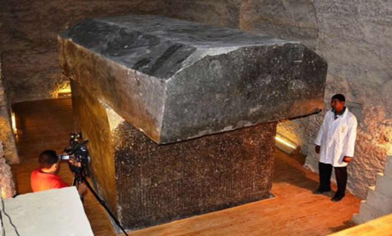Este antiguo sarcofago del serapeum podria ser una tumba anunnaki