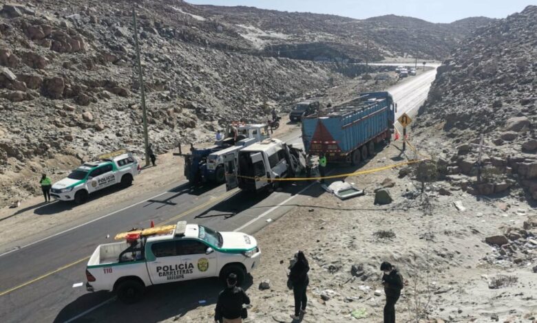 Minivan choca contra camion siniestrado en autopista deja dos muertos