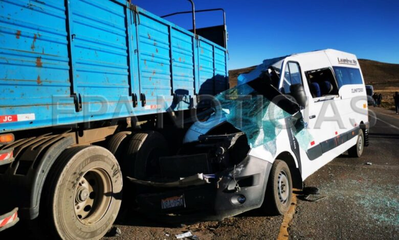 Minivan choca contra trailer danado dejando tres muertos y varios