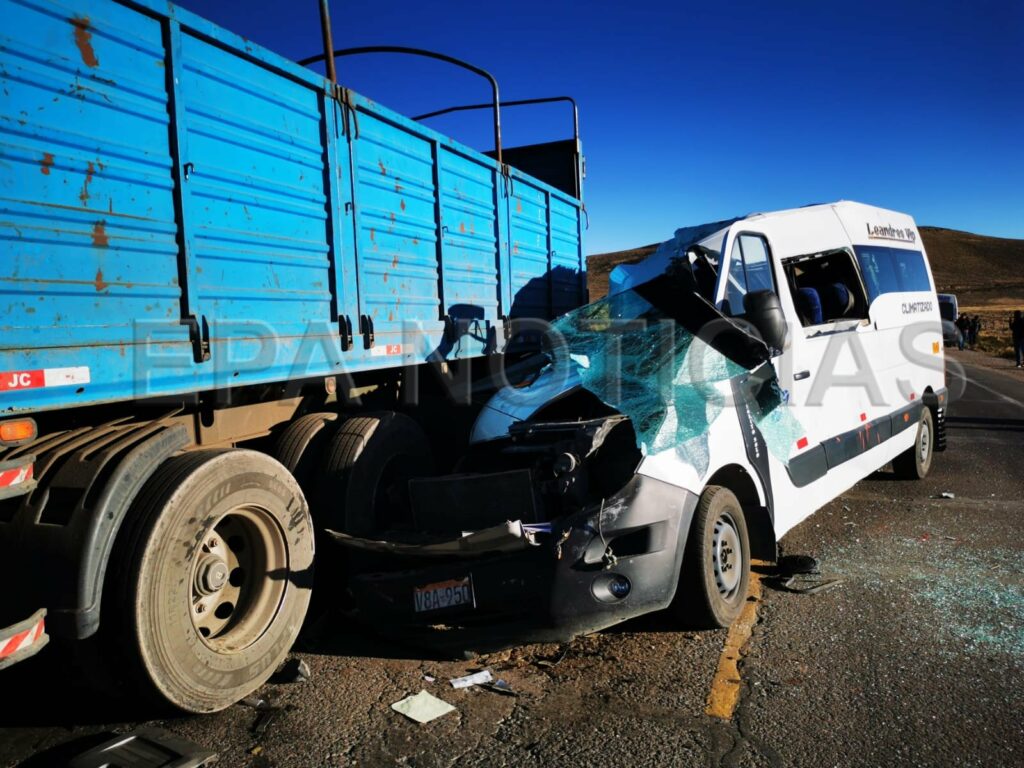 Minivan choca contra trailer danado dejando tres muertos y varios