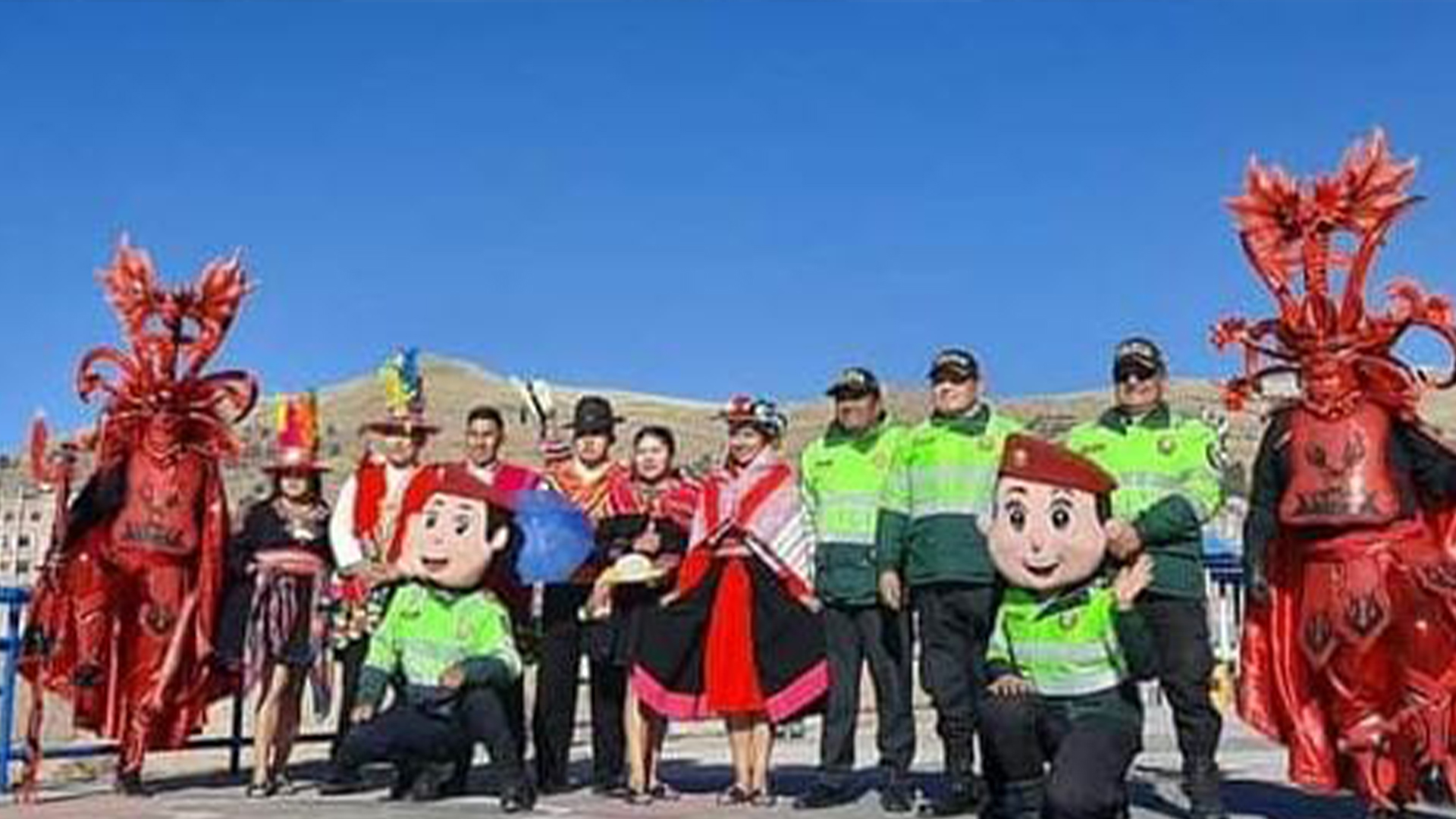 Puno: policías al ritmo de la diablada animaron a la selección peruana - Radio Onda Azul 1 Puno policias al ritmo de la diablada animaron a la