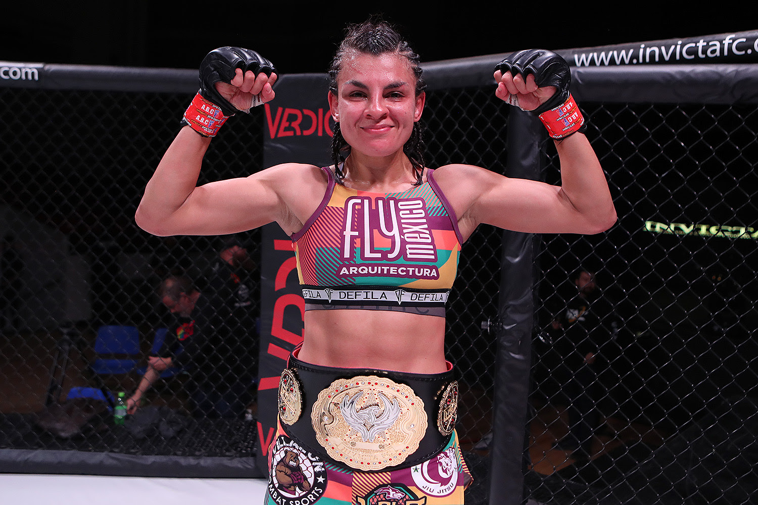 Azteca Karina Rodriguez firma con Bellator MMA