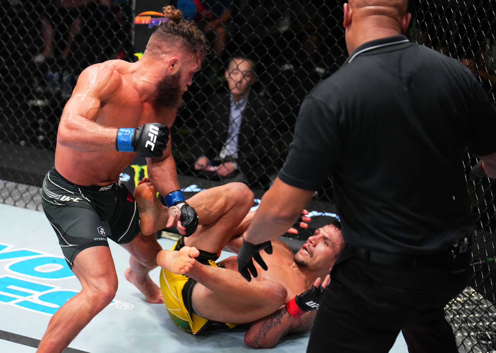 Bonificaciones de UFC Vegas 58: Rafael Fiziev noquea en su primer evento principal y se atribuye el mérito de la actuación de la noche 1 Bonificaciones de UFC Vegas 58 Rafael Fiziev noquea en su