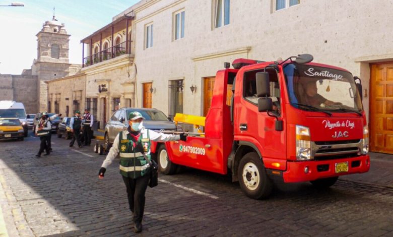 Gruas remolcan vehiculos en centro historico en primer dia de