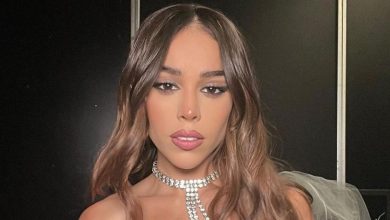 1660320867 danna paola se luce con sus fans a su llegada