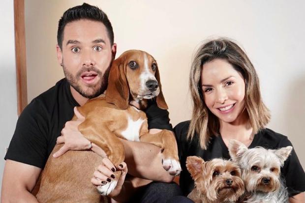 Carmen Villalobos y Sebastián Caicedo con los tres perros que criaron juntos (Foto: Carmen Villalobos / Instagram)