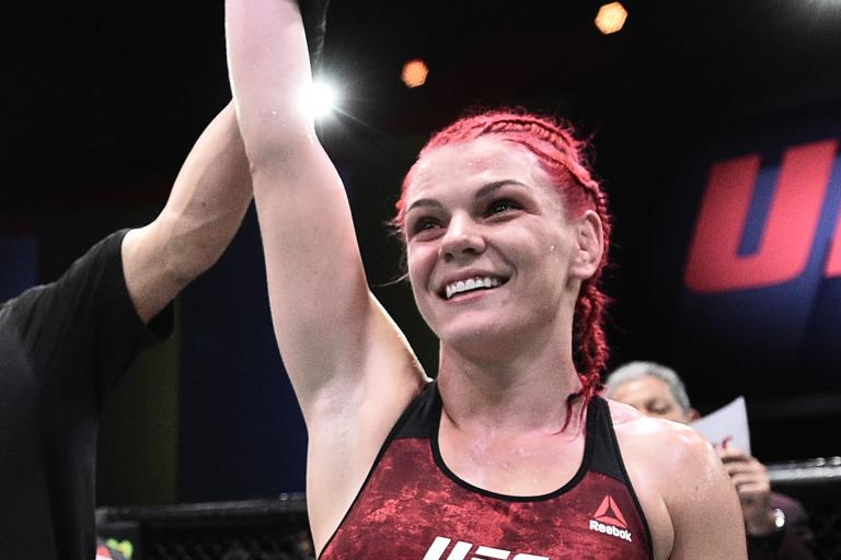 Gatto esta fuera Gillian Robertson se encuentra con Mariya Agapova