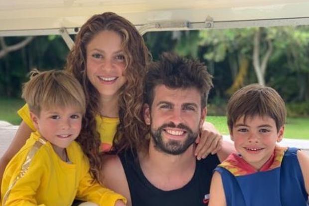 Shakira, Piqué y sus dos hijos: Milan y Sasha.  |  Crédito de la foto: @3gerardpique / @shakira / Instagram