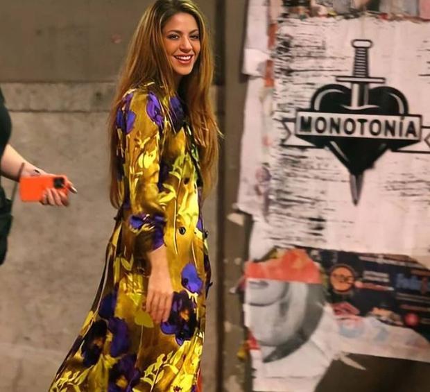¿Quién es el guardaespaldas de Shakira que enamoró a sus fans? 2 La cantante entra en el rodaje de "monotonía" mientras saluda al público apostado afuera (Foto: Shakiragiddy / Instagram)