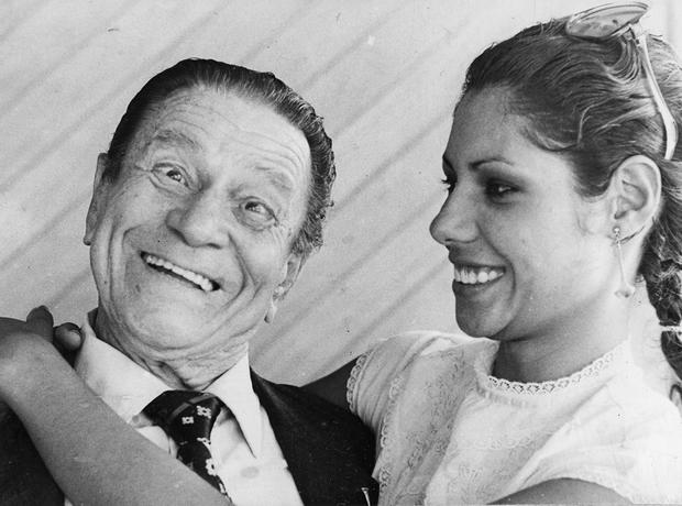 Alex Valle: la historia de un clásico de la comicidad peruana que triunfó por su ‘santa paciencia’ | FOTOS 3 Lima, 19 de marzo de 1984. Alex valle destacó desde muy joven en el vodevil, el teatro, la radio, el cine, pero su consagración popular fue en el mundo de la televisión. En la imagen, al lado de analí cabrera, con quien trabajó en sus últimos años de vida en risas y salsa. (foto: gec archivo/epensa)