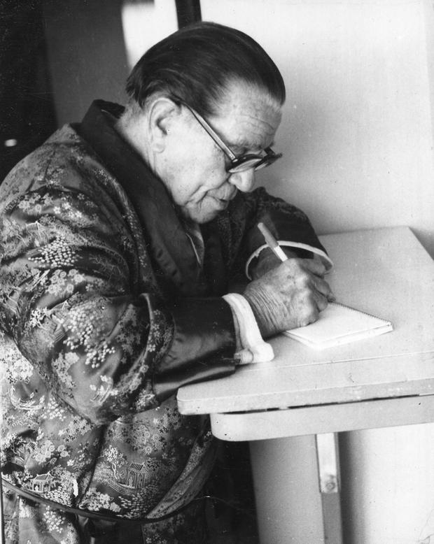 Alex Valle: la historia de un clásico de la comicidad peruana que triunfó por su ‘santa paciencia’ | FOTOS 2 Lima, 26 de noviembre de 1981. Don alex valle preparando sus líneas para cada sketch que interpretaba en risas y salsa, programa donde era el más experimentado de los actores. (foto: gec archivo/epensa)