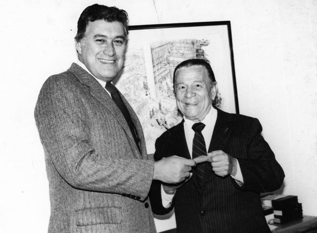 Alex Valle: la historia de un clásico de la comicidad peruana que triunfó por su ‘santa paciencia’ | FOTOS 6 El broadcaster de panamericana televisión, genaro delgado parker entrega un reconocimiento a alex valle. (foto: gec archivo/epensa)
