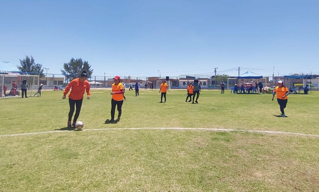 1666495644 47 mujeres de ollas comunales de cayma participaron en evento deportivo