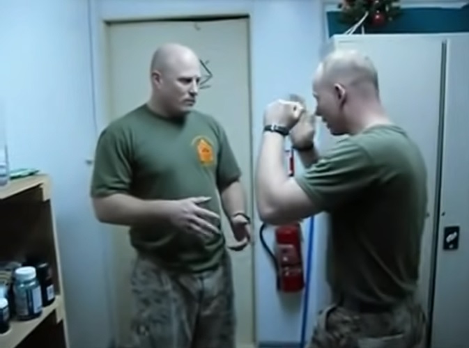 Marine descubre que una ridicula tecnica de artes marciales realmente