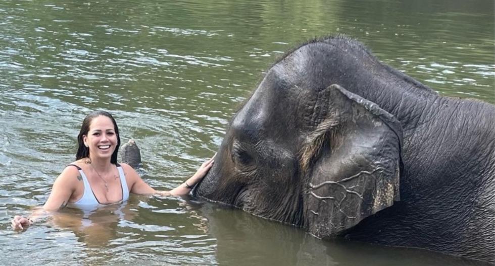 1667809385 Melissa Klug disfruta de sus vacaciones en Tailandia banandose con