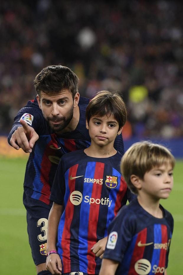 Shakira: ¿Cuál fue el gesto que tuvo la cantante con Gerard Piqué el día de su salida de Barcelona? 2 Gerard Piqué con sus hijos en su retiro como jugador del Barcelona (Foto: AFP)
