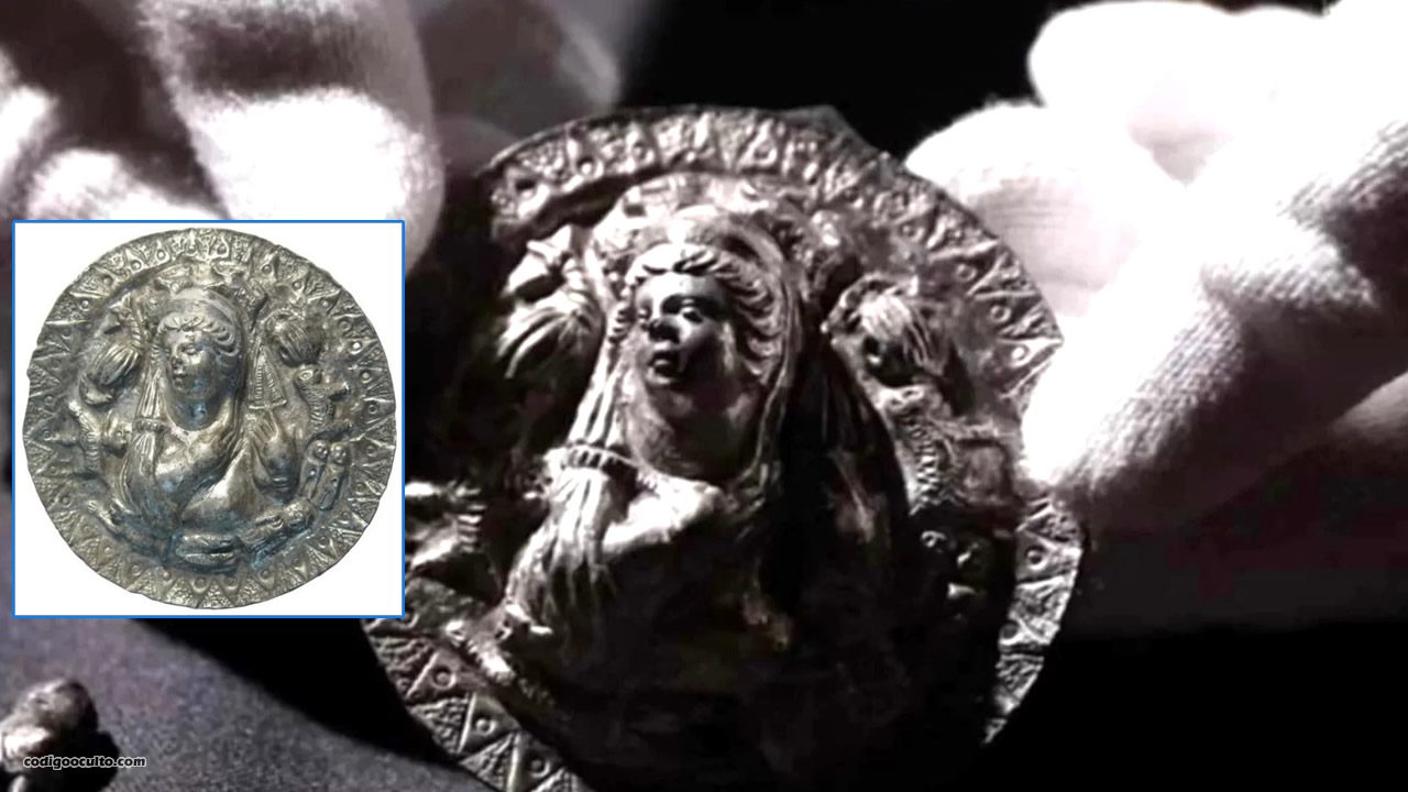Arqueólogos encuentran un antiguo medallón de plata de la diosa Afrodita en Rusia 1 medallon diosa afrodita portada