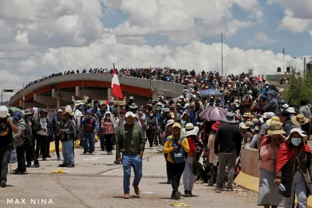 Enfrentamientos entre policías y vecinos que exigen cierre del Congreso dejan 9 muertos en Juliaca - EPA Noticias 3 1673375875 627 enfrentamientos entre policias y vecinos que exigen cierre del congreso