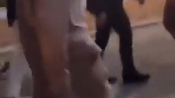 Bad Bunny baja popularidad en Spotify luego de que el teléfono de un fan fuera arrojado al mar (VIDEO) 2 Bad Bunny tiró el teléfono de un fan que intentó tomarse una foto con él