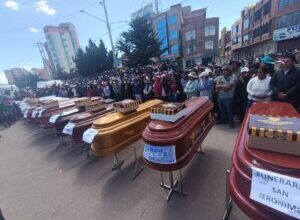Huelga indefinida directores de funerarias donan feretros a seres queridos