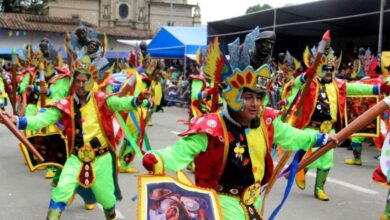 Carnaval de cajamarca exuberancia durante el desfile de patrullas y