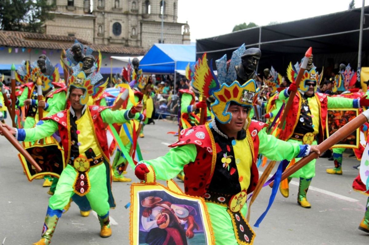 Carnaval de Cajamarca: exuberancia durante el desfile de patrullas y comparsas 1 Carnaval de Cajamarca exuberancia durante el desfile de patrullas y