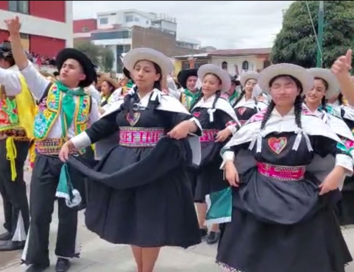Huancayo celebra Dia Nacional del Huaylarsh con multitudinario baile en
