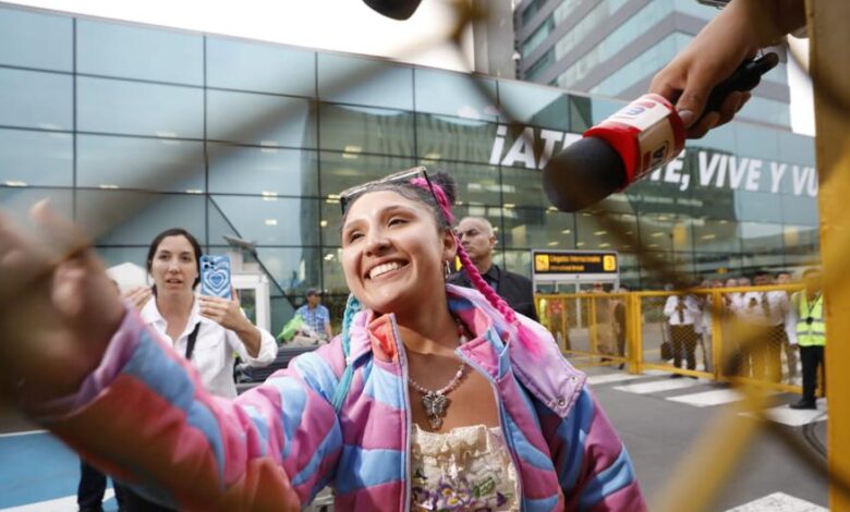 Milena Warthon llegó a Perú tras su triunfo en Chile y se animó a cantar "Warmisitay" en el aeropuerto (VIDEO) 1 Milena warthon llego a peru tras su triunfo en chile