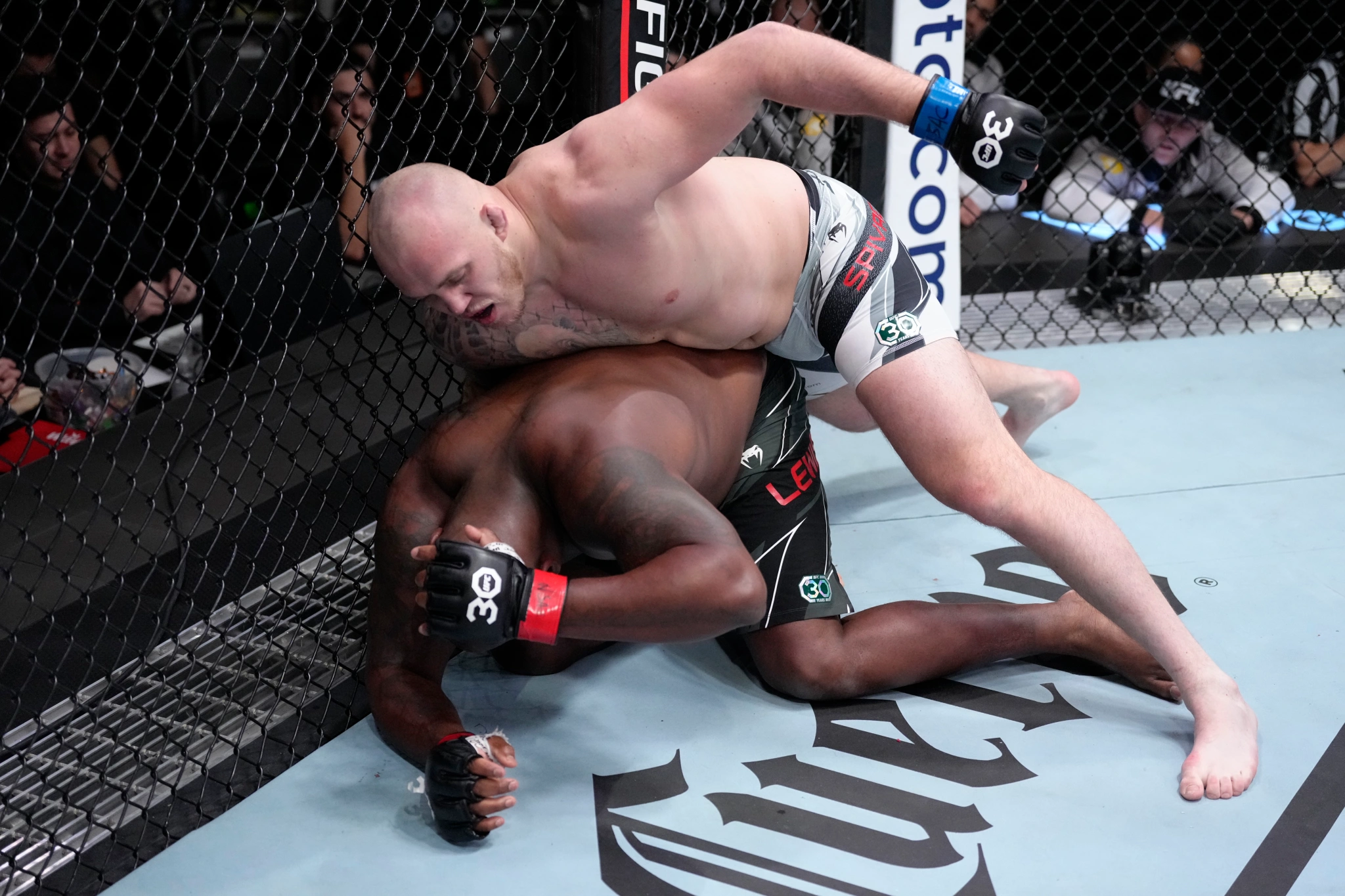 UFC Vegas 68: Sergey Spivak vence a Derrick Lewis con sumisión en el primer round 1 UFC Vegas 68 Sergey Spivak vence a Derrick Lewis con.webp