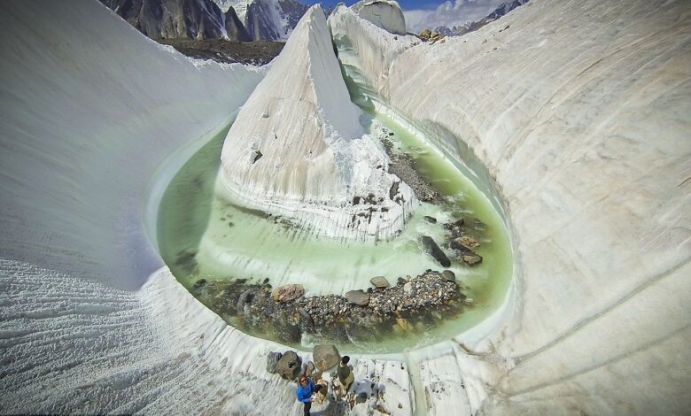1681157647 948 un dron descubre una hermosa escena oculta de un glaciar