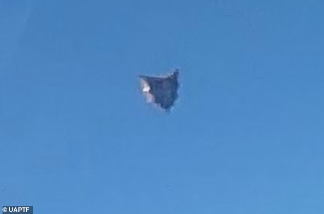 Una foto filtrada por la Fuerza de Tareas OVNI del Pentágono muestra un "cubo plateado" flotando a 35,000 pies sobre el Atlántico mientras informes secretos revelan preocupaciones de que los "alienígenas" pueden estar operando debajo de los océanos del mundo. - OVNI y misterios 5 1682109331 889 una foto filtrada por la fuerza de tareas ovni del