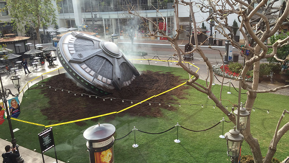 El OVNI de Expediente X se estrella contra el LA Mall (Fotos) - OVNI y Misterios 1 1682282389 El OVNI de Expediente X se estrella contra el LA